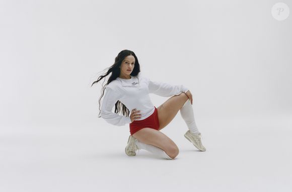 E não foi por acaso que a escolhida para estrelar a campanha foi ninguém menos que a cantora Rosalía, embaixadora global da marca