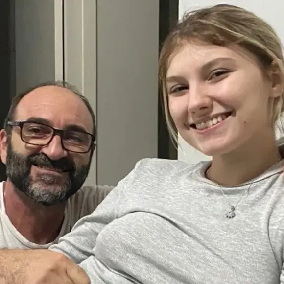 Pai de Isabel Veloso postou uma mensagem que foi lida por internautas como indireta ao ex-genro: ‘As pessoas seguem… Como se tudo pudesse ser substituído’