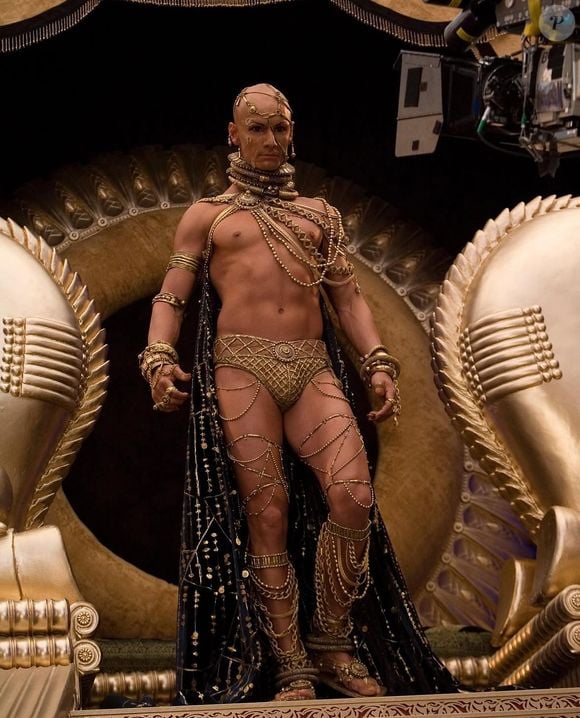 Depois de não conseguir concluir a depilação com cera, Rodrigo Santoro encontrou outra solução para manter o visual de Xerxes em '300'. O ator contou que passou cerca de três semanas raspando os pelos dos braços e das pernas para atender às exigências do personagem