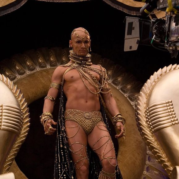 Depois de não conseguir concluir a depilação com cera, Rodrigo Santoro encontrou outra solução para manter o visual de Xerxes em '300'. O ator contou que passou cerca de três semanas raspando os pelos dos braços e das pernas para atender às exigências do personagem