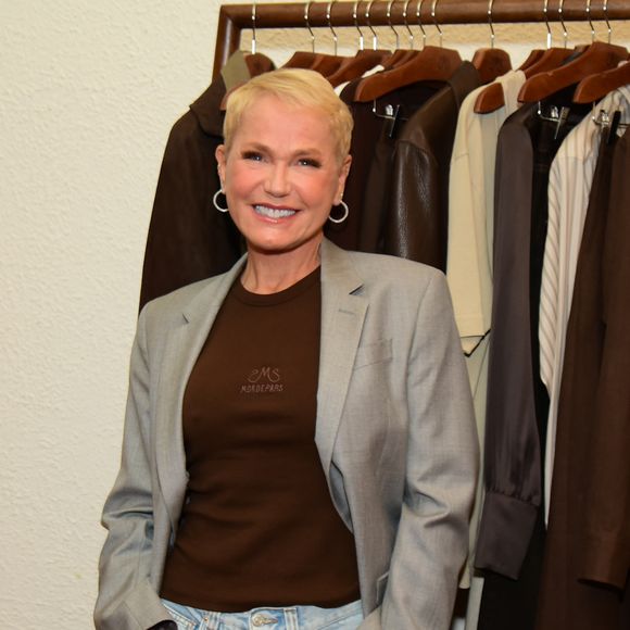 De jeans claros, blazer oversized e botas de bico quadrado, Xuxa escolheu um look básico elegante para a inauguração da Mondepars no Leblon