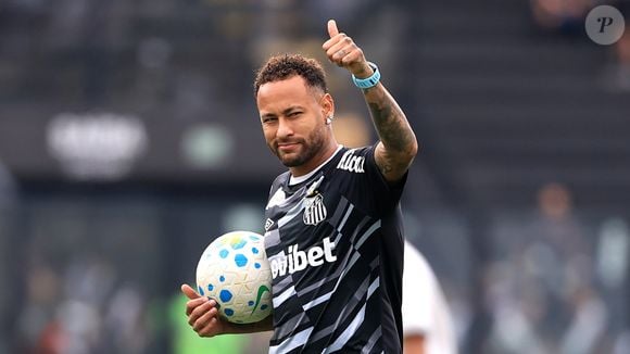 Lesionado mais uma vez, Neymar Jr. aproveitou a última sexta-feira (11) na companhia da filha Mavie, fruto do casamento com Bruna Biancardi