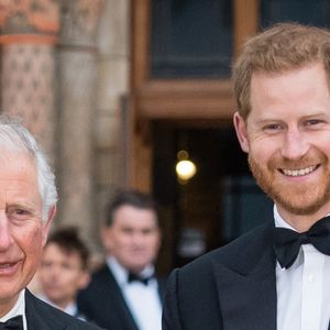 Três meses antes do Natal, Charles III tomou uma decisão surpreendente: excluiu duas figuras-chave de sua comitiva das festividades de fim de ano