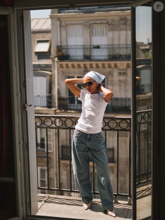 A influencer Grece Ghanem aderiu à tendência da bandana na cabeça, acessório que ajuda a proteger os cabelos e ainda acrescenta uma dose de glamour ao visual