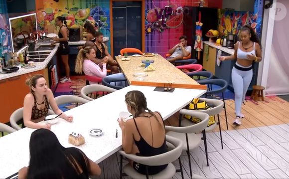 BBB 26: Ana Paula Renault recebeu o revide ao provocar Sarah durante o almoço. 'Nem tudo é sobre você, Ana Paula. Fica tranquilinha, que nem tudo é sobre você'