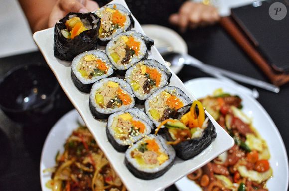 Por ter fontes de carboidratos, do arroz proteínas, da carne e ovos, e fibras vindo vegetais, o kimbap é uma opção saudável para dietas
