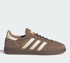 Nem Nike, nem New Balance: o Handball Spezial, da Adidas, roubou a cena no outono com seu tom marrom inspirado no brigadeiro de colher e já se tornou o tênis favorito de quem busca conforto, estilo retrô e um visual sofisticado para o dia a dia