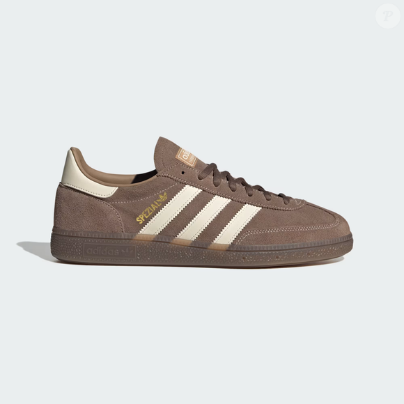 Nem Nike, nem New Balance: o Handball Spezial, da Adidas, roubou a cena no outono com seu tom marrom inspirado no brigadeiro de colher e já se tornou o tênis favorito de quem busca conforto, estilo retrô e um visual sofisticado para o dia a dia