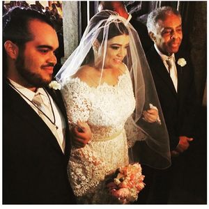 Preta Gil chega à igreja com o pai, Gilberto Gil, e o filho, Francisco, em entrada marcada pela emoção e atraso de 45 minutos