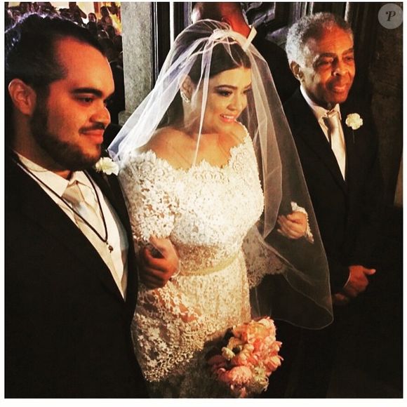 Preta Gil chega à igreja com o pai, Gilberto Gil, e o filho, Francisco, em entrada marcada pela emoção e atraso de 45 minutos