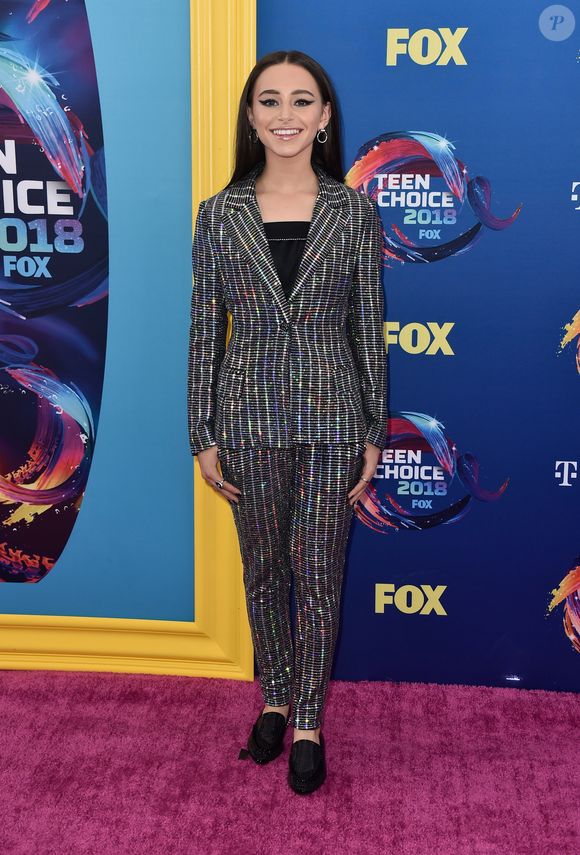 A atriz Sky Katz apostou em terninho repleto de aplicação em brilho e mocassim