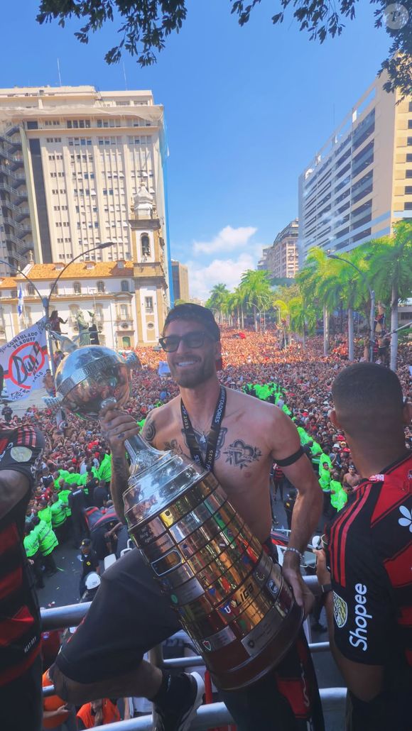 Zagueiro do Flamengo, Léo Pereira teve separação conturbada de Karoline Lima em setembro de 2025 - na foto, jogador comemora tetracampeonato da Libertadores-2025