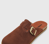 Com acabamento que remete à camurça e detalhe de fivela metálica, o mule marrom da Moleca é uma alternativa acessível para quem gosta do visual dos tamancos inspirados nos modelos Boston, da Birkenstock