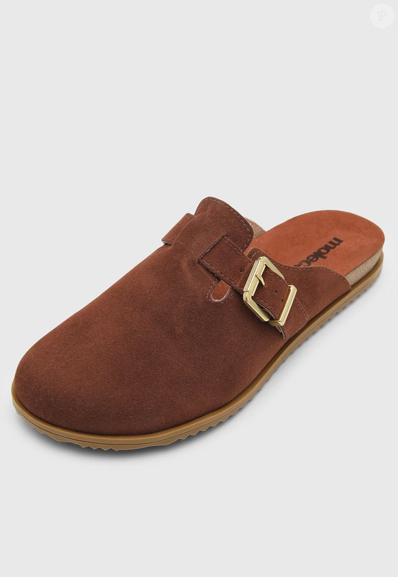 Com acabamento que remete à camurça e detalhe de fivela metálica, o mule marrom da Moleca é uma alternativa acessível para quem gosta do visual dos tamancos inspirados nos modelos Boston, da Birkenstock
