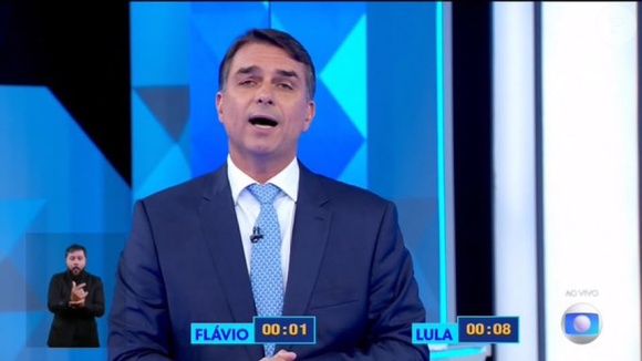 Flávio Bolsonaro provocou Lula com uma referência aos 'nove dedos' durante o debate da Globo e, depois, pediu desculpas ao presidente pela fala