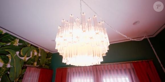 Casa de luxo de Demi Lovato: lustre rouba a cena em sala com cortina e papel de parede
