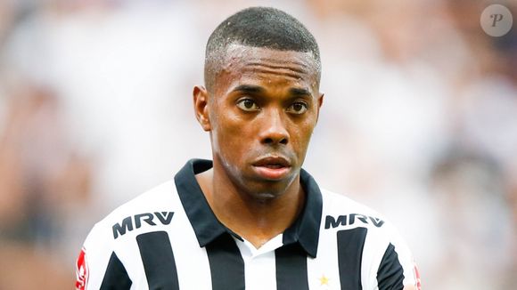 Robinho foi solto após pagar fiança na Inglaterra