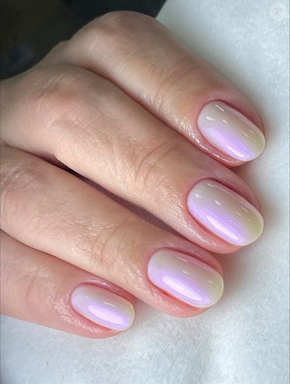 O branco perolado cria um efeito luminoso que reage à luz e adiciona profundidade ao look