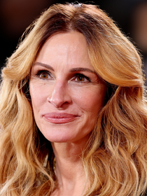 A tendência do Outono 2026: mudar a risca do cabelo a partir dos 50 anos