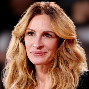 A tendência do Outono 2026: mudar a risca do cabelo a partir dos 50 anos