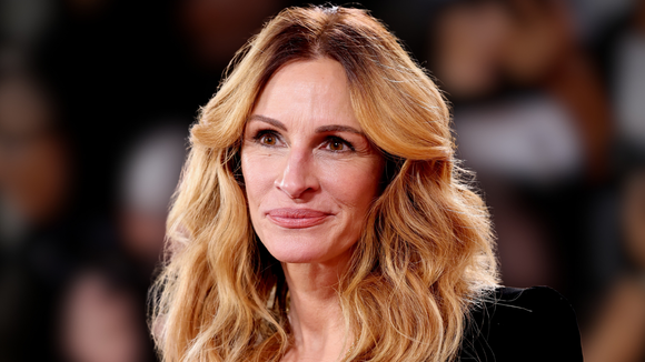 A tendência do Outono 2026: mudar a risca do cabelo a partir dos 50 anos