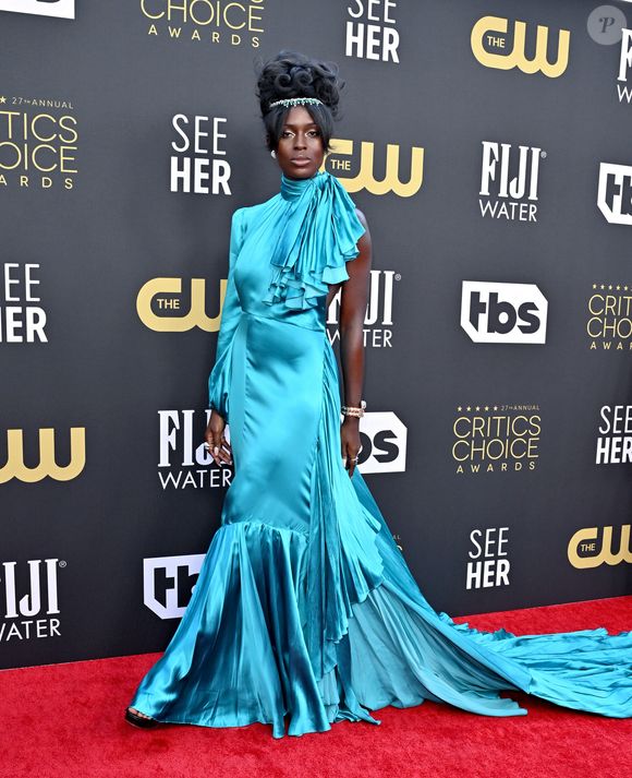  Vestido azul acetinado foi aposta de Jodie Turner para o Critics Choice Awards