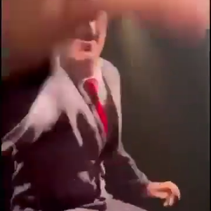 Mateus Solano retirou de forma brusca o celular da mão da fã, que filmava, sem consentimento, uma cena do espetáculo durante uma sessão