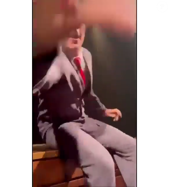 Mateus Solano retirou de forma brusca o celular da mão da fã, que filmava, sem consentimento, uma cena do espetáculo durante uma sessão