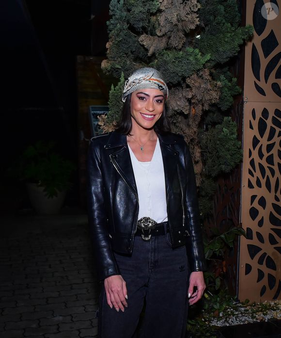 Carol Castro apareceu com um visual digno de quem domina o styling como se fosse solo de guitarra: cheio de personalidade, atitude e um toque boêmio-chique de arrasar quarteirão