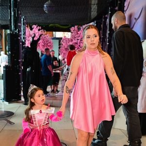 Viih Tube escolheu um vestido rosa sem mangas e com caimento fluido para a festa da filha