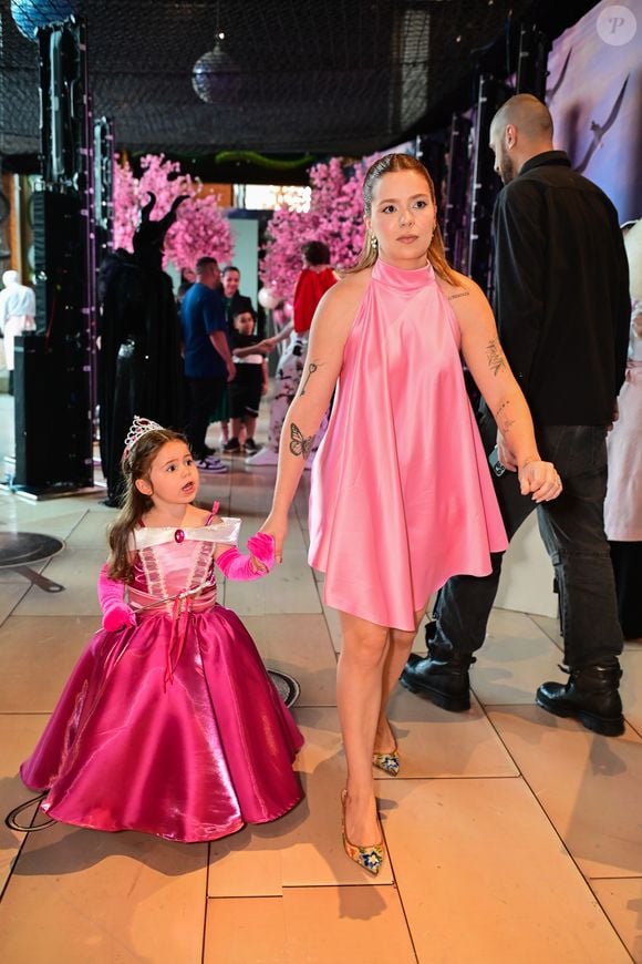 Viih Tube escolheu um vestido rosa sem mangas e com caimento fluido para a festa da filha