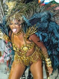 Barriga sarada, virilha cavada: o look poderoso de Iza para o ensaio técnico do Carnaval do Rio 2026. Fotos!