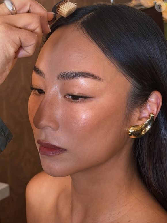 Segundo Mónica Aránguez, profissional especializada em micropigmentação e microblading, cada rosto exige um desenho diferente, e as tendências nunca deveriam se sobrepor à estrutura facial de cada pessoa