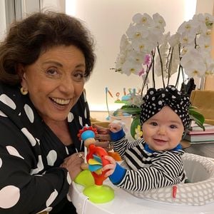 Um dos truques mais eficientes para dar brilho aos fios vem justamente das avós: enxaguar o cabelo com uma mistura de água e vinagre