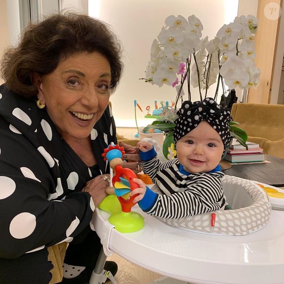 Um dos truques mais eficientes para dar brilho aos fios vem justamente das avós: enxaguar o cabelo com uma mistura de água e vinagre