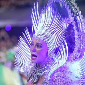 Paolla Oliveira ficou bastante emocionada ao desfilar pela última vez como Rainha de Bateria da Grande Rio