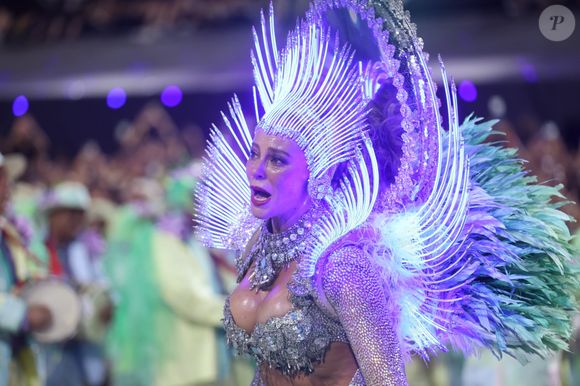 Paolla Oliveira ficou bastante emocionada ao desfilar pela última vez como Rainha de Bateria da Grande Rio
