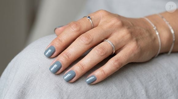 A mistura suave de cinza com azul-oceano dá origem ao cinza esfumaçado, uma opção sofisticada para a primavera. O tom pastel combina especialmente bem com joias prateadas