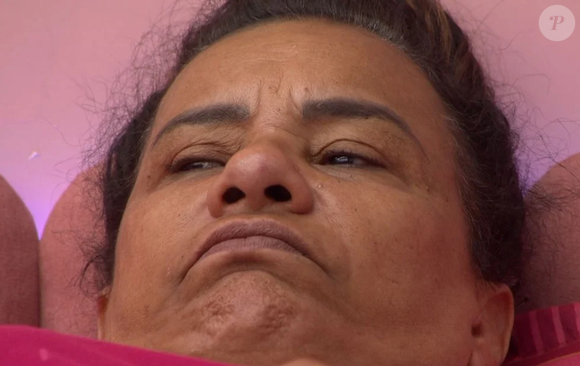 Solange Couto, eternizada como Dona Jura de 'O Clone', aparenta, em alguns momentos, uma certa solidão no confinamento, como se estivesse cercada de pessoas, mas sem conexões reais