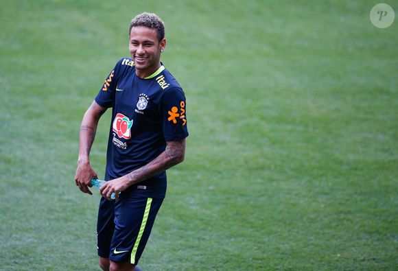 Neymar tem chance de voltar a jogar no Brasil após 12 anos