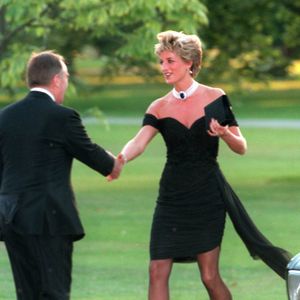 De acordo com a Sotheby's, quase três décadas depois de sua última grande aparição pública, o vestido que transformou uma noite histórica da vida de Lady Di em um dos momentos mais marcantes da moda mundial volta aos holofotes