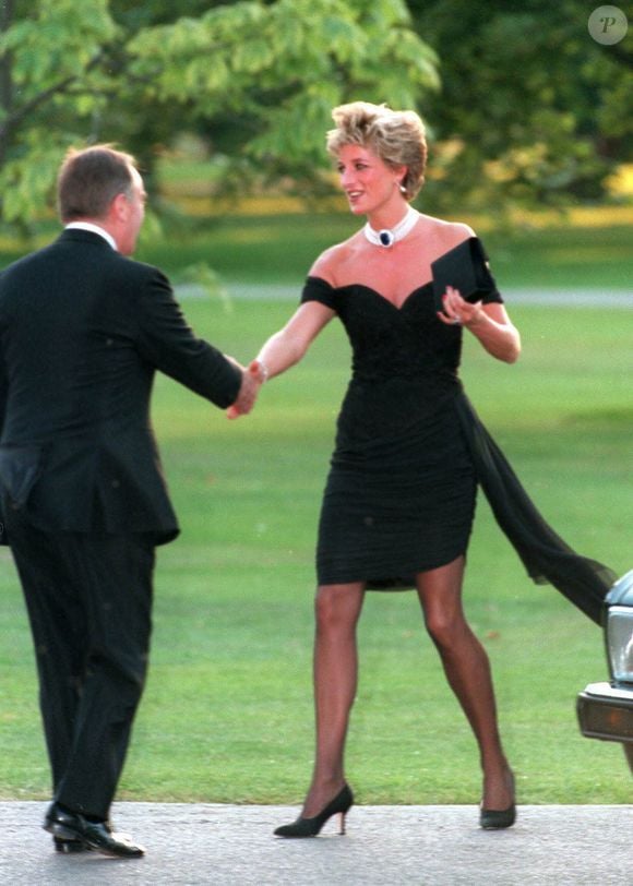 De acordo com a Sotheby's, quase três décadas depois de sua última grande aparição pública, o vestido que transformou uma noite histórica da vida de Lady Di em um dos momentos mais marcantes da moda mundial volta aos holofotes