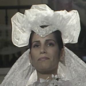 Vestido de noiva de Maria de Fátima na novela ‘Vale Tudo’ original traz um arranjo de cabeça que mais parece uma escultura