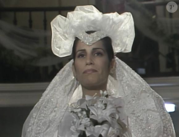 Vestido de noiva de Maria de Fátima na novela ‘Vale Tudo’ original traz um arranjo de cabeça que mais parece uma escultura