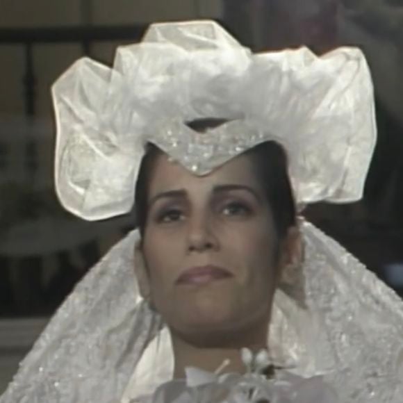 Vestido de noiva de Maria de Fátima na novela ‘Vale Tudo’ original traz um arranjo de cabeça que mais parece uma escultura