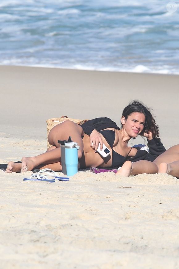 Bruna Marquezine exibiu corpão na praia de São Conrado