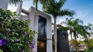 700m² em Alphaville, telão de LED na piscina e até parede de escalada no quarto: a mansão de luxo de Weverton, goleiro reserva do Brasil na Copa 2026, é repleta de paixões além do futebol