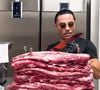 Salt Bae encara crise após viralizar na web pela forma que tempera carnes de luxo