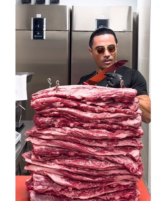 Salt Bae encara crise após viralizar na web pela forma que tempera carnes de luxo