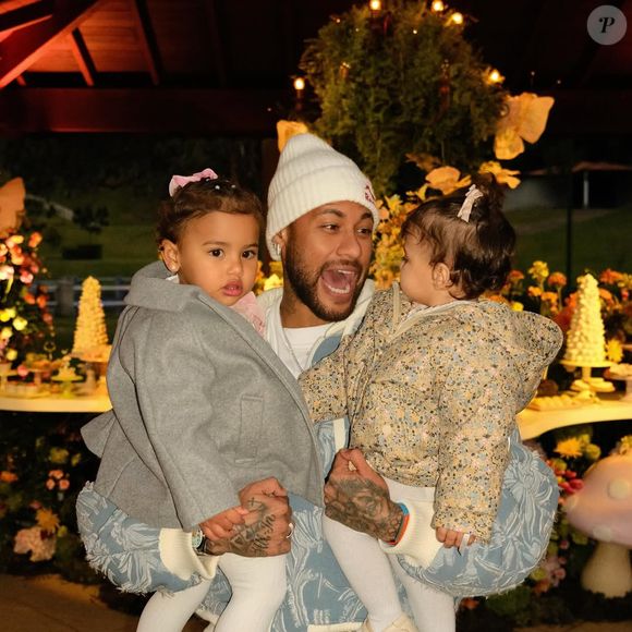 Neymar publica foto rara com Mavie e Helena no aniversário da filha caçula